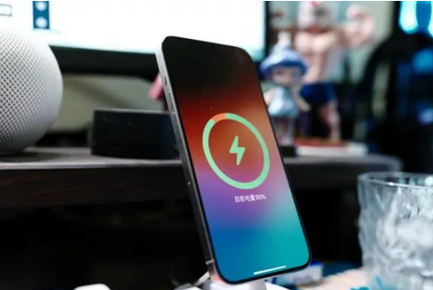 上城苹果15换屏服务分享用什么充电器给iPhone15充电更好 